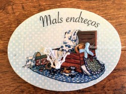 Placa de puerta para trastero con baúl (con texto MALS ENDREÇOS)