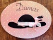 Placa de baño para bares modelo Sombrero lazo (con texto DAMAS)
