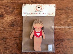 Muñeca recortable madera y vestido 10 cm. 2 coletas bañador rojo