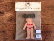 Muñeca recortable madera y vestido 10 cm. 2 coletas puntas bañador rojo