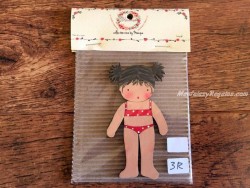 Muñeca recortable madera y vestido 10 cm. 2 coletas puntas bañador rojo
