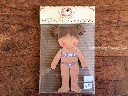 Muñeca recortable madera y vestido 15 cm. 2 coletas puntas bañador lila