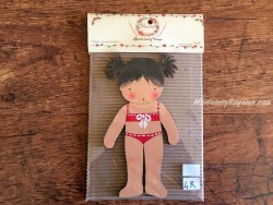 Muñeca recortable madera y vestido 15 cm. 2 coletas puntas bañador rojo