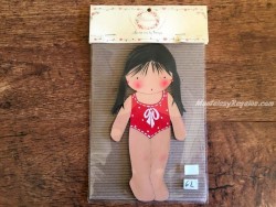 Muñeca recortable madera y vestido 20 cm. 2 coletas bañador rojo