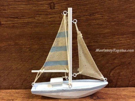 Barco de madera con vela a rayas de 16 cm.