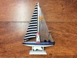 Barco velero de 26,5 cm. color azul marino