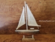 Barco velero madera 2 velas - 22 cm.
