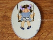 Placa infantil para puertas modelo Niña en columpio
