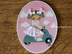 Placa infantil para puertas modelo niña con vespa sobre fondo rosa