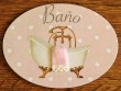 Placa de baño con bañera sobre fondo rosa (con texto BAÑO)