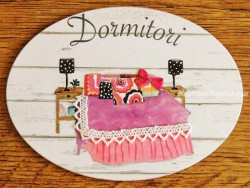 Placa de dormitorio con cama colcha fucsia (con texto BANY)